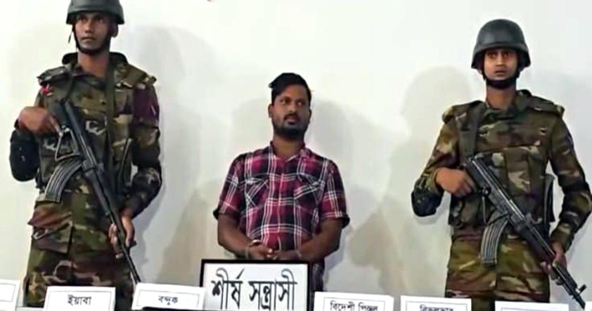 রূপগঞ্জে সেনা অভিযানে বিদেশি অস্ত্র ও বিপুল পরিমাণ মাদক উদ্ধার, গ্রেপ্তার ১