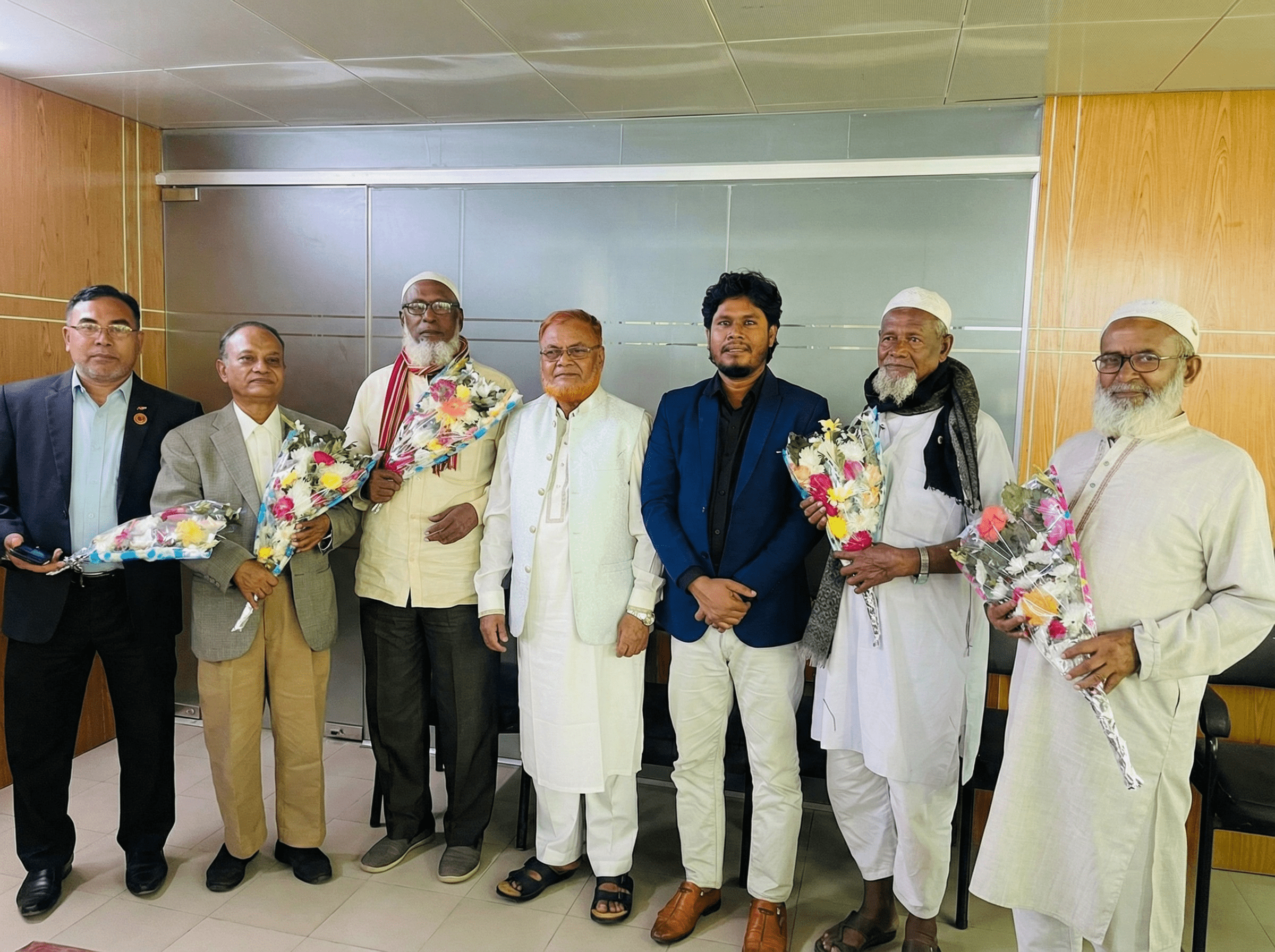 মুক্তিযোদ্ধা দিবসে বীর মুক্তিযোদ্ধাদের সম্মাননা দিলেন হলি উইলস স্কুল