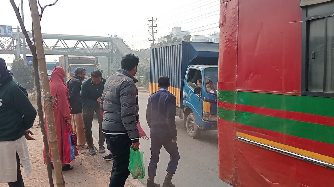 ডিসি অফিসের সামনে ফুটওভার ব্রিজ থাকলেও কাজে আসছে না! ঝুঁকি নিয়ে রাস্তা পারাপার, বাড়ছে দুর্ঘটনা