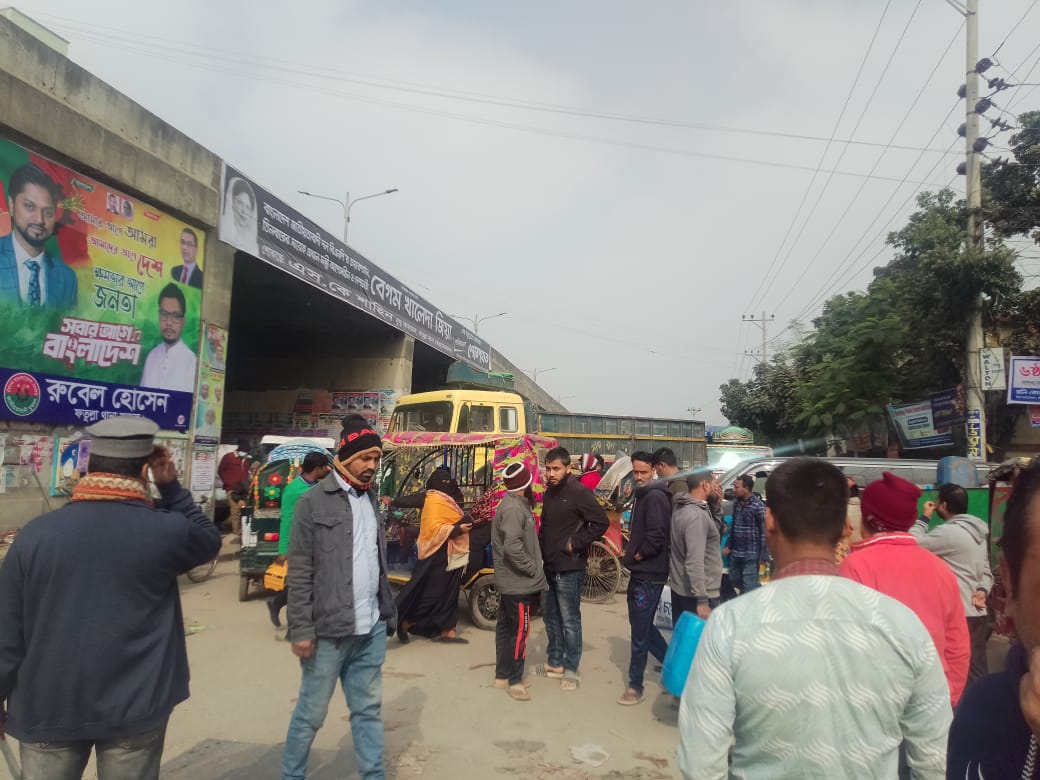 শিবু মার্কেটের সামনে নিত্য ভোগান্তি: রাস্তায় নামলেই দুর্ভোগ, দেখার কেউ নেই!