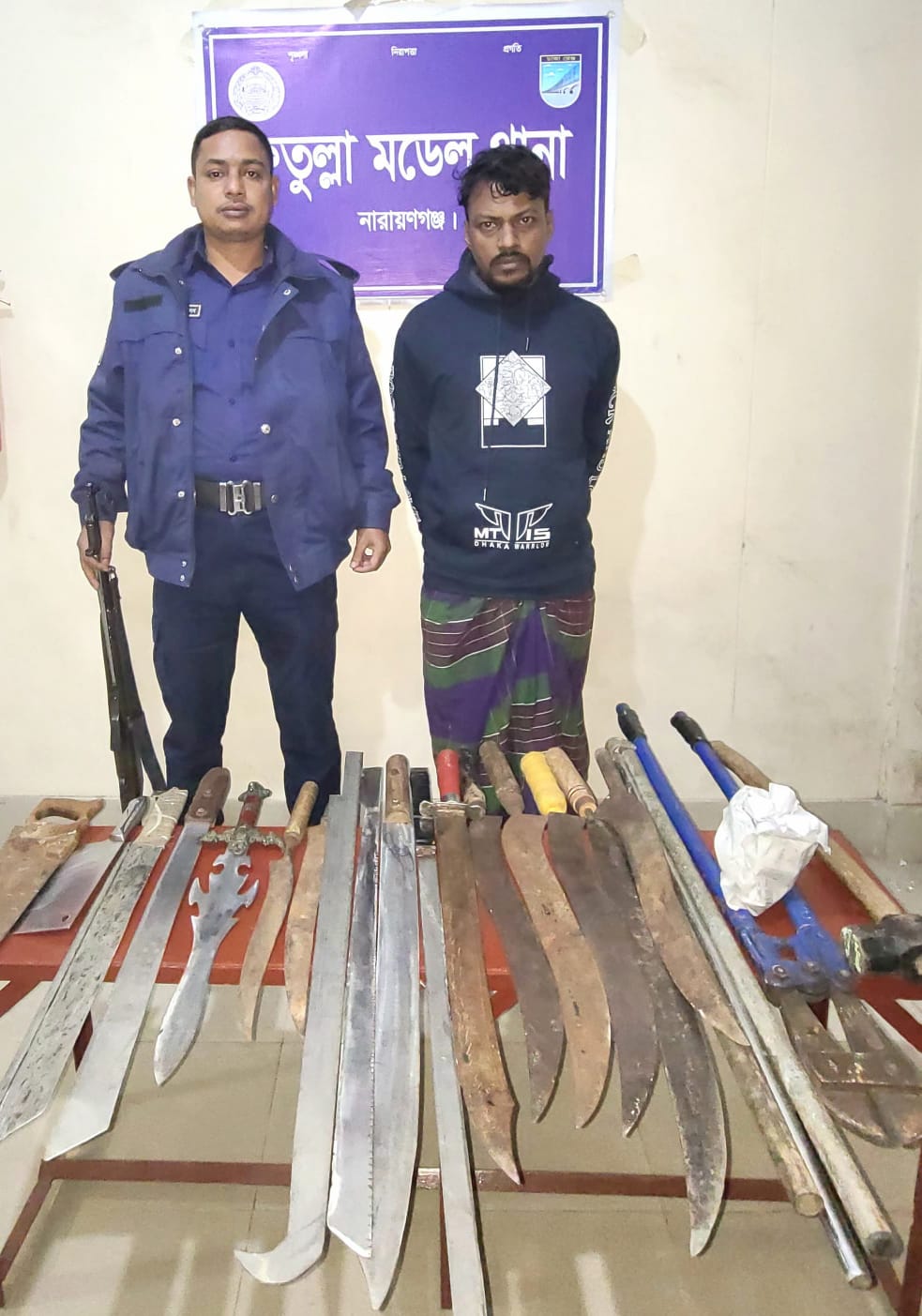ফতুল্লা মডেল থানা পুলিশ কর্তৃক দেশীয় অস্ত্র ও মাদকসহ চিহ্নিত ০১ জন সন্ত্রাসী গ্রেফতার।