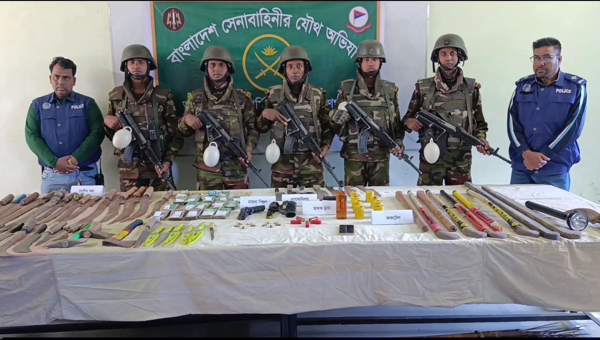 আড়াইহাজারের কালাপাহাড়িয়ায় যৌথবাহিনীর অভিযান: থানা থেকে লুট হওয়া অবৈধ অস্ত্রসহ গ্রেপ্তার ৫