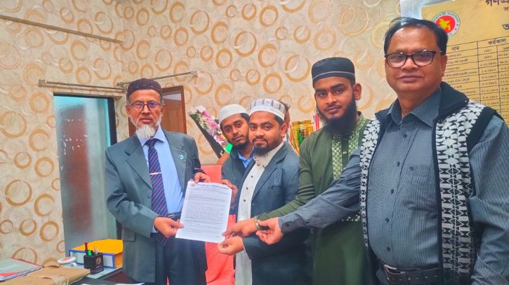 আদর্শ ক্যাম্পাস ও ছাত্র সংসদ নির্বাচনের দাবিতে তোলারাম কলেজ অধ্যক্ষকে স্মারকলিপি
