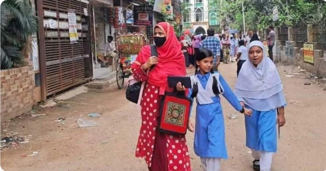 রাতে ছুটি ঘোষণা, সকালে স্কুলে গিয়ে ভোগান্তিতে শিক্ষার্থী ও অভিভাবকরা
