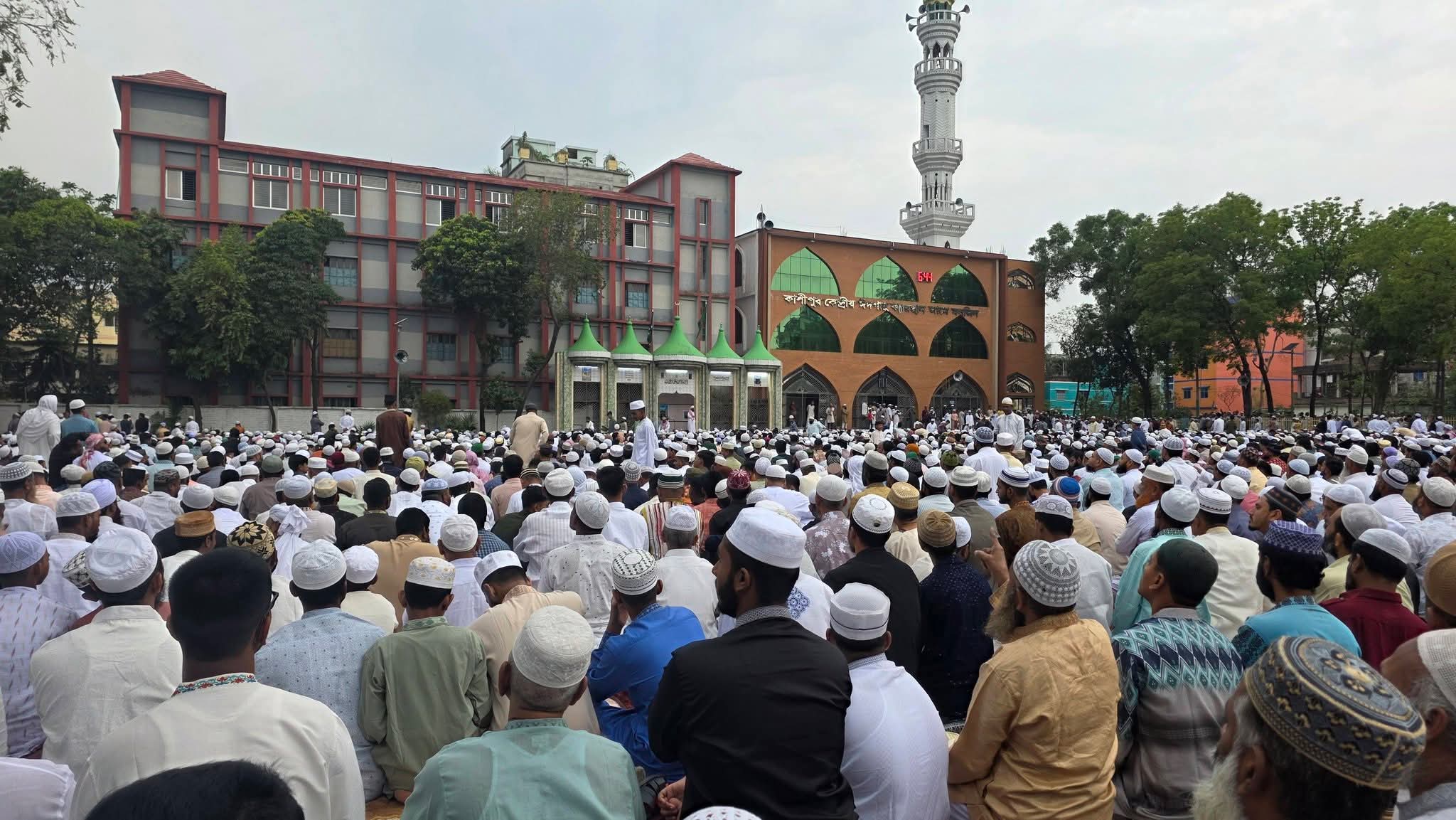 নারায়ণগঞ্জে সাড়ে ৮ হাজার ঈদ জামাত: কেন্দ্রীয় ঈদগাহে মুসল্লিদের উপচে পড়া ভিড়