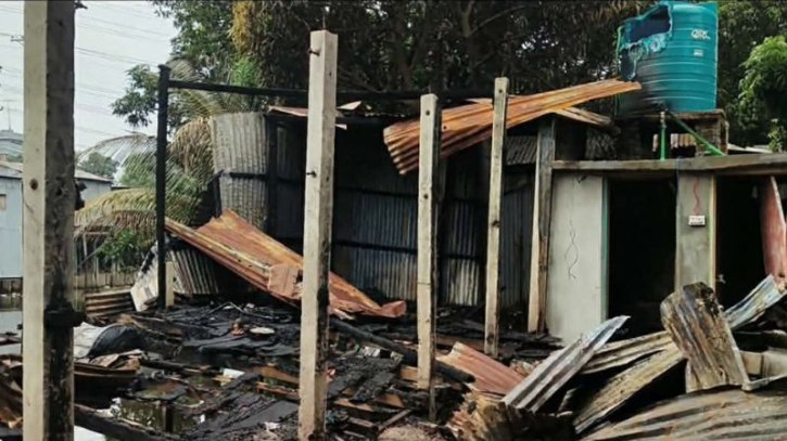 বন্দরে শর্ট সার্কিট থেকে বসতবাড়িতে আগুন: ৫টি কক্ষ পুড়ে ছাই, লাখ টাকার ক্ষয়ক্ষতি