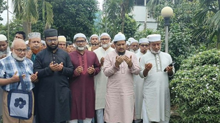 ​নারায়ণগঞ্জে জুলাই অভ্যুত্থানের শহীদ সুমাইয়া, হৃদয় ও ফয়সালের কবর জিয়ারত করলেন জামায়াত আমীর