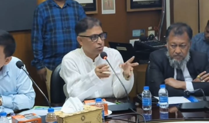 সরকারি কর্মকর্তাদের দায়িত্বে অবহেলায় মামুন মাহমুদের ক্ষোভ: 'নিজ নিজ জায়গা থেকে দায়িত্ব নিতে হবে'