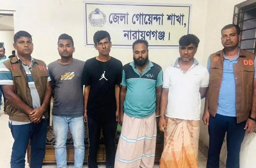 সিদ্ধিরগঞ্জে মহাসড়কে বাসে ডাকাতি ও চাঁদাবাজি: ডিবি পুলিশের অভিযানে গ্রেপ্তার ৪