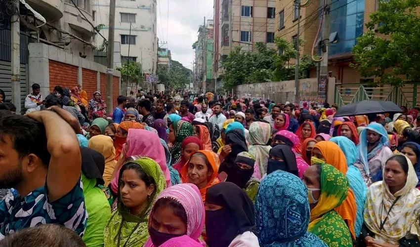 আর্ন লিভের টাকার দাবিতে ফতুল্লায় তৈরি পোশাক কারখানার শ্রমিকদের বিক্ষোভ
