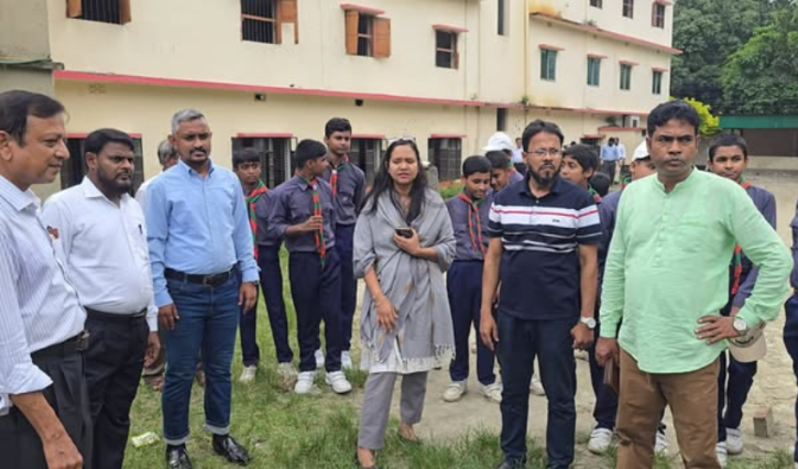 বন্দর পরিচ্ছন্নতা অভিযান: ‘স্কুলের আঙিনার পাশাপাশি ভবনের ছাদও পরিষ্কার রাখুন’ —ইউএনও শিবানী সরকার