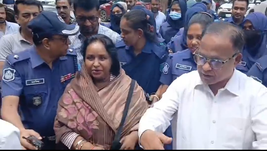 নির্দোষ হয়েও আমি আজ অপরাধী’—আদালত প্রাঙ্গণে আবেগাপ্লুত আইভী