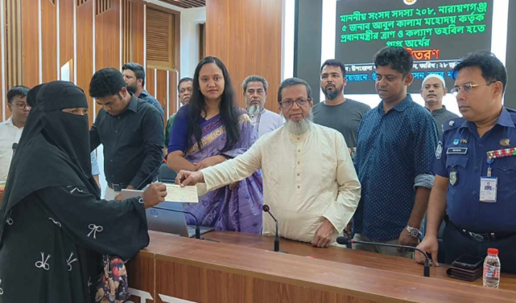বন্দরে প্রধানমন্ত্রীর ত্রাণ তহবিল ও মন্ত্রণালয়ের ৭ লাখ টাকার চেক বিতরণ