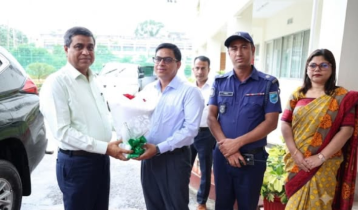 উন্নয়ন কর্মকাণ্ড দ্রুত বাস্তবায়ন ও জনসেবার মান বৃদ্ধিতে সমন্বিত কাজের নির্দেশ ঢাকা বিভাগীয় কমিশনারের