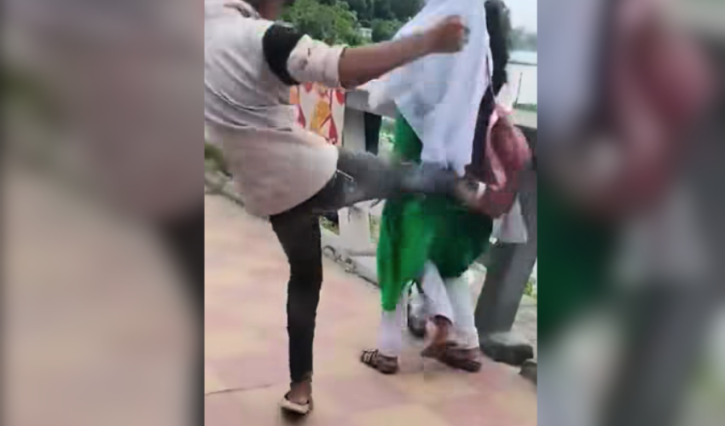 সোনারগাঁয়ে স্কুলছাত্রীকে লাথি ও উত্ত্যক্তের ভিডিও ভাইরাল, সালিশেই রফা