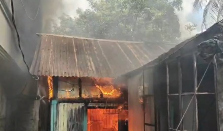 বন্দরে শর্টসার্কিট থেকে অগ্নিকাণ্ড: ৪ ঘরসহ আসবাবপত্র ভস্মীভূত