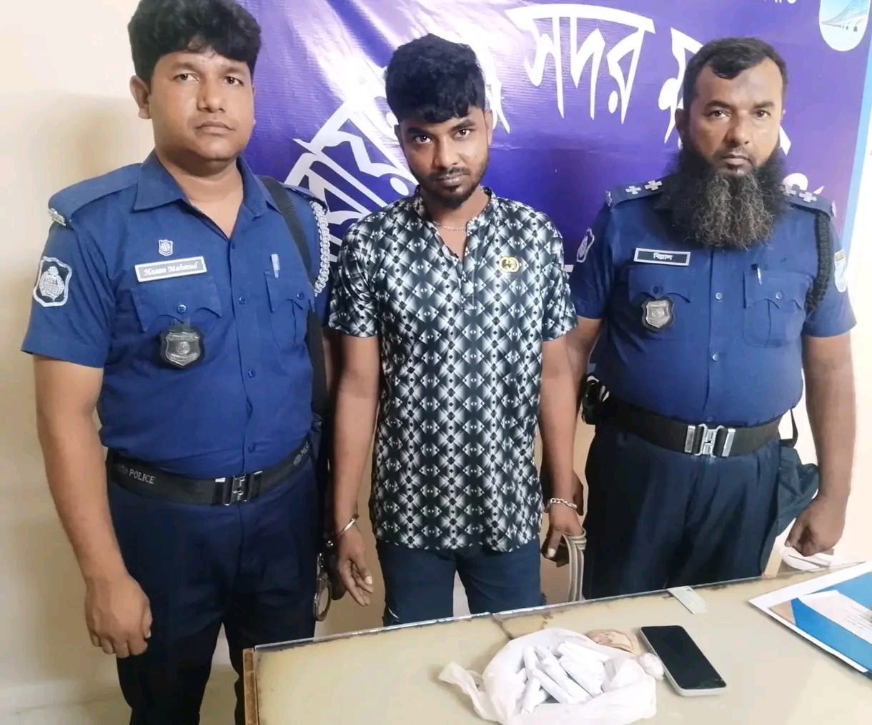 নারায়ণগঞ্জে বিপুল পরিমাণ হেরোইন ও গাঁজাসহ তালিকাভুক্ত মাদক ব্যবসায়ী গ্রেফতার