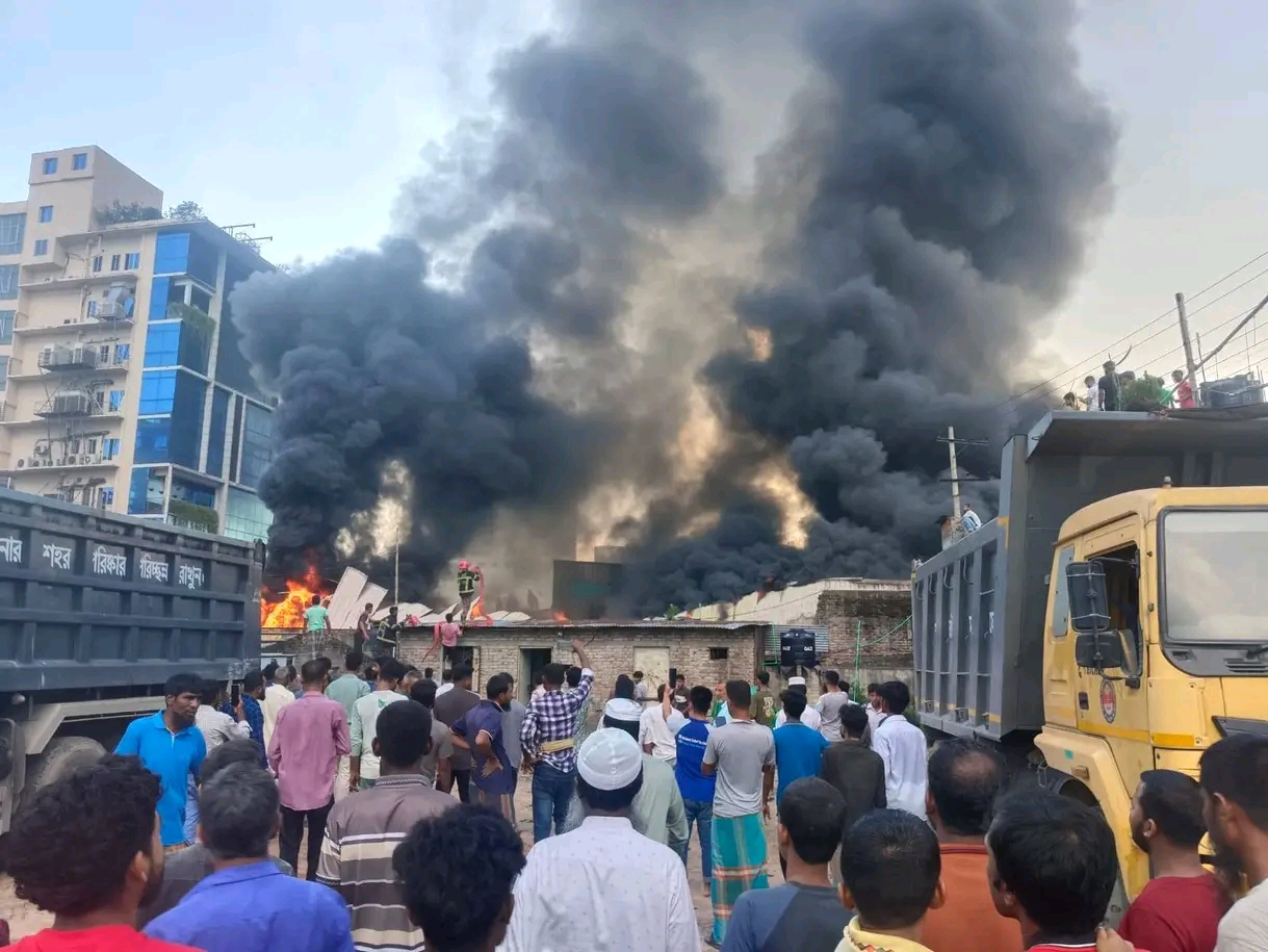 নারায়ণগঞ্জে কেমিক্যাল গোডাউনে আগুন, নিয়ন্ত্রণে ফায়ার সার্ভিসের ৩ ইউনিট