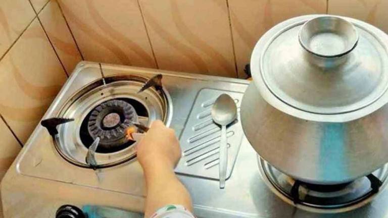 নারায়ণগঞ্জে তীব্র গ্যাস সংকট: বাসাবাড়িতে বন্ধ রান্না, চরম ভোগান্তিতে নগরবাসী