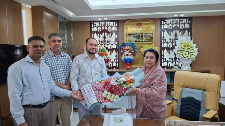 নবনিযুক্ত খাদ্যমন্ত্রীর সঙ্গে আটা-ময়দা মিল মালিক সমিতির সভাপতির সৌজন্য সাক্ষাৎ