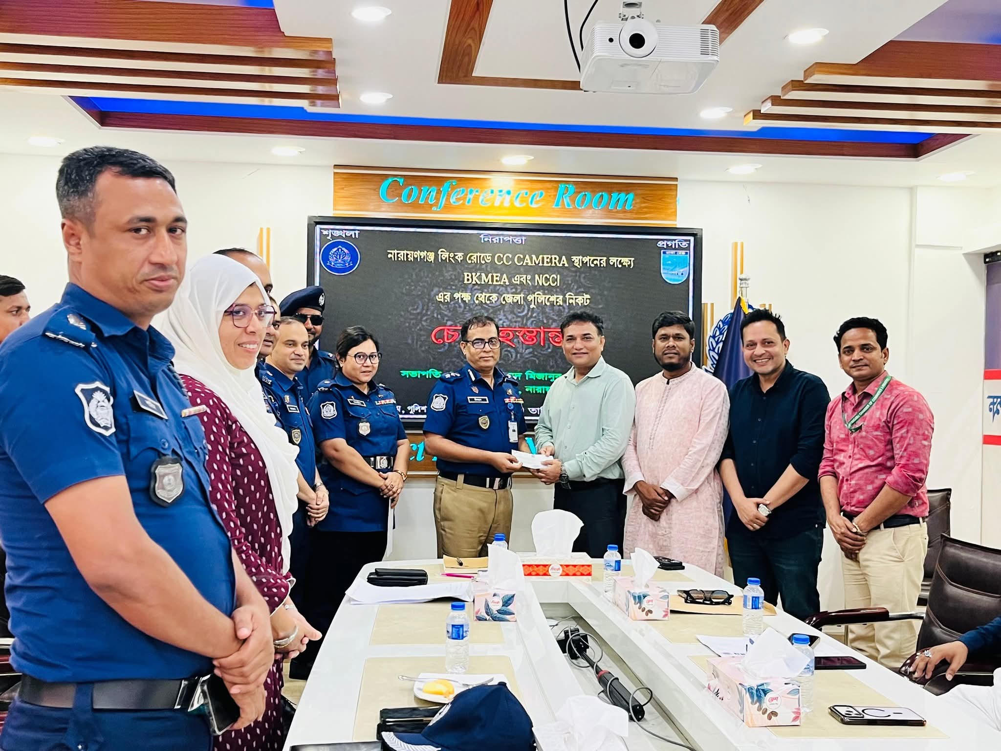 লিংক রোডে অপরাধ রোধে সিসি ক্যামেরা বসাতে পুলিশকে অনুদান দিল এনসিসিআই