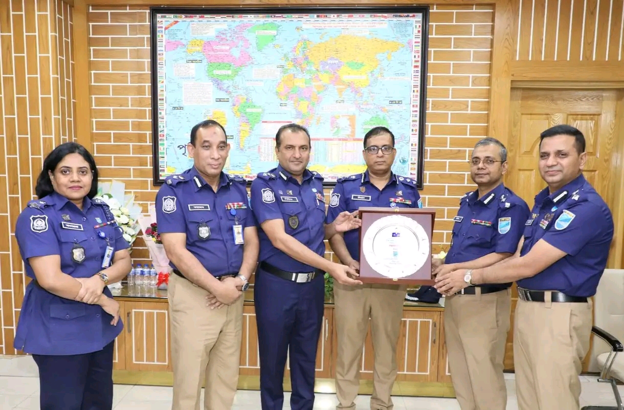 বিদায়ী পুলিশ সুপার মিজানুর রহমান মুন্সীকে ঢাকা রেঞ্জ ডিআইজির সম্মাননা