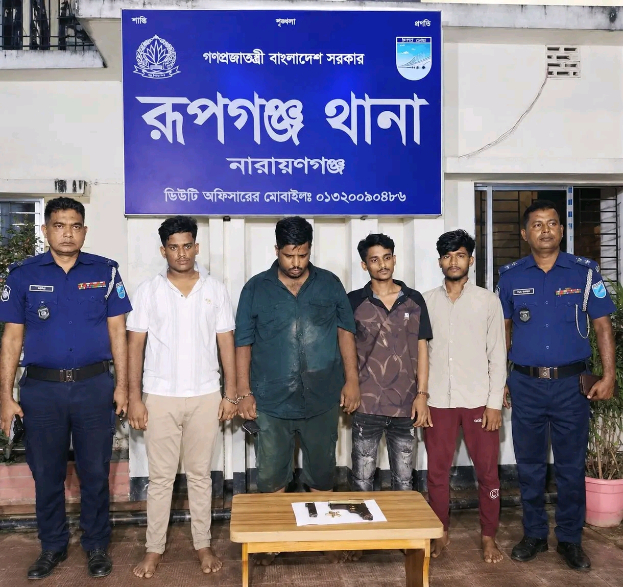 রূপগঞ্জে পিস্তল-গুলিসহ গ্রেপ্তার ৪