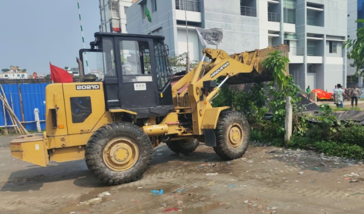 নারায়ণগঞ্জের প্রবেশপথ চাঁদমারিতে সওজের উচ্ছেদ অভিযান, নতুন স্থানে মাইক্রো স্ট্যান্ড স্থানান্তর