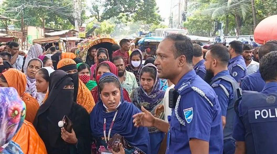 বেতন না পাওয়ায় ইউনাইটেড এ্যাপারেলের শ্রমিকদের সড়ক অবরোধ