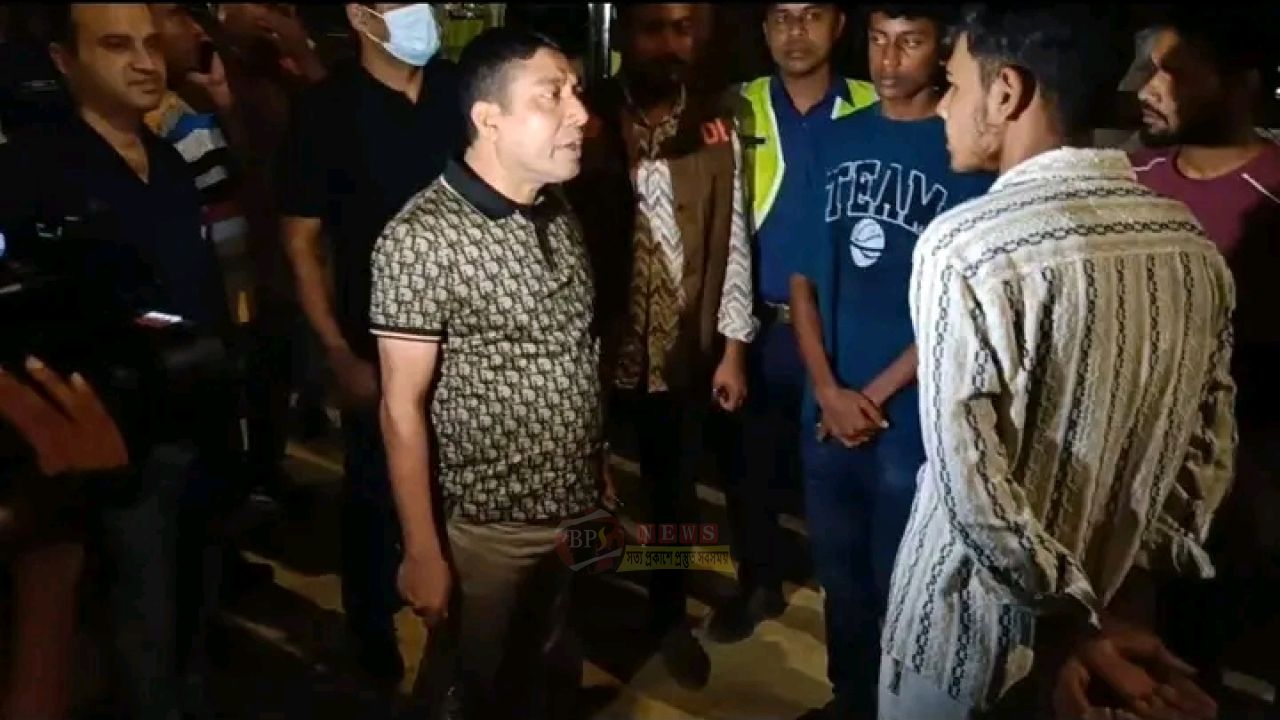 রূপগঞ্জে পুলিশের তল্লাশিচৌকি: দেশীয় অস্ত্র ও মদসহ আটক ৬, জরিমানা ১১ গাড়িকে