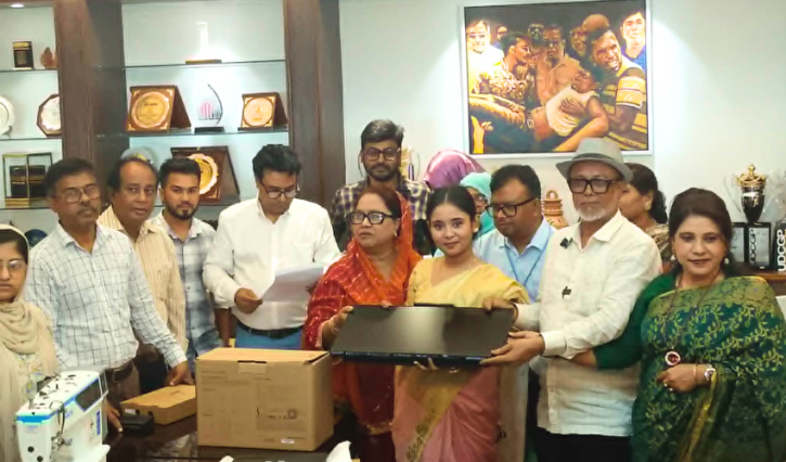 নারায়ণগঞ্জে ৯৭ নারীকে কম্পিউটার, সেলাই মেশিন ও ফুড কার্ট দিল নাসিক