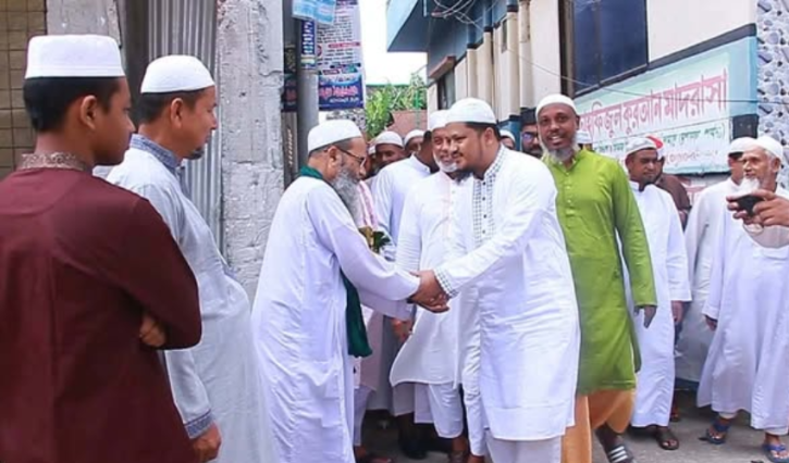 সিদ্ধিরগঞ্জে জুমার নামাজ শেষে মুসল্লিদের সঙ্গে জামায়াত আমীর আবদুল জব্বারের মতবিনিময়
