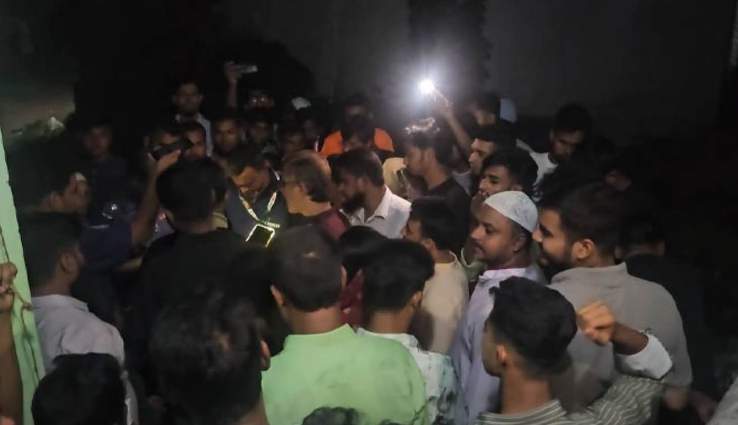 ফতুল্লায় মাদ্রাসার ছাদে বিদ্যুৎস্পৃষ্ট হয়ে দগ্ধ ৫ ছাত্রী, চারজনের অবস্থা আশঙ্কাজনক
