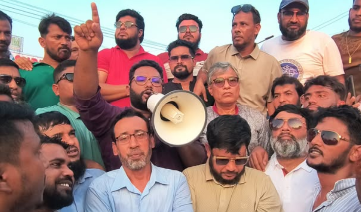 ‘বোরকা পরে যারা পালিয়েছে, তারা আর ফিরতে পারবে না’: কাঁচপুরে যুবদল নেতা সজিব