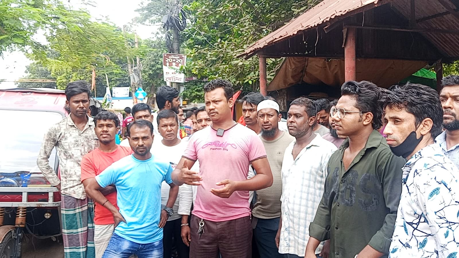 শহরে অটোরিকশা ড্রাইভারদের বিক্ষোভ: মিশনপাড়া পর্যন্ত চলাচলের দাবি