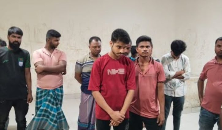 সিদ্ধিরগঞ্জে আবাসিক হোটেলে পুলিশের অভিযান: নারী-পুরুষসহ আটক ১৭