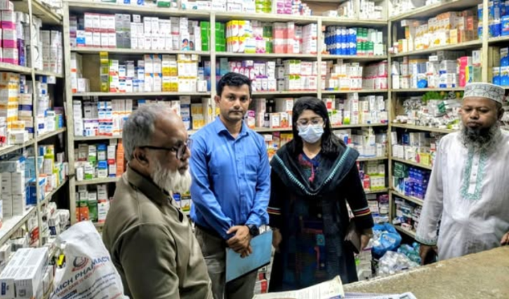 সিদ্ধিরগঞ্জের চিটাগং রোডে ৩ ফার্মেসিকে দেড় লাখ টাকা জরিমানা