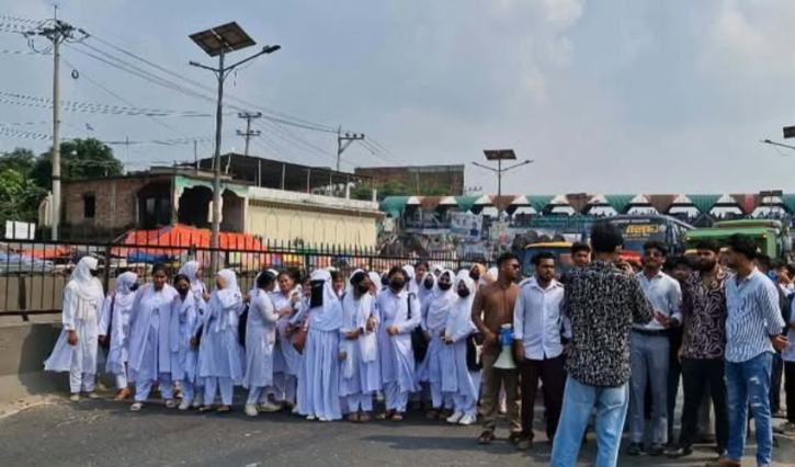 সোনারগাঁয়ে বাসে 'হাফ ভাড়া'র দাবিতে শিক্ষার্থীদের মহাসড়ক অবরোধ, রোববারের আলটিমেটাম