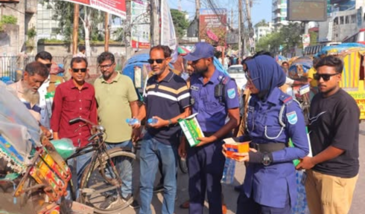 নারায়ণগঞ্জে জেলা প্রশাসনের উদ্যোগে বিশুদ্ধ পানি, স্যালাইন ও বিস্কুট বিতরণ