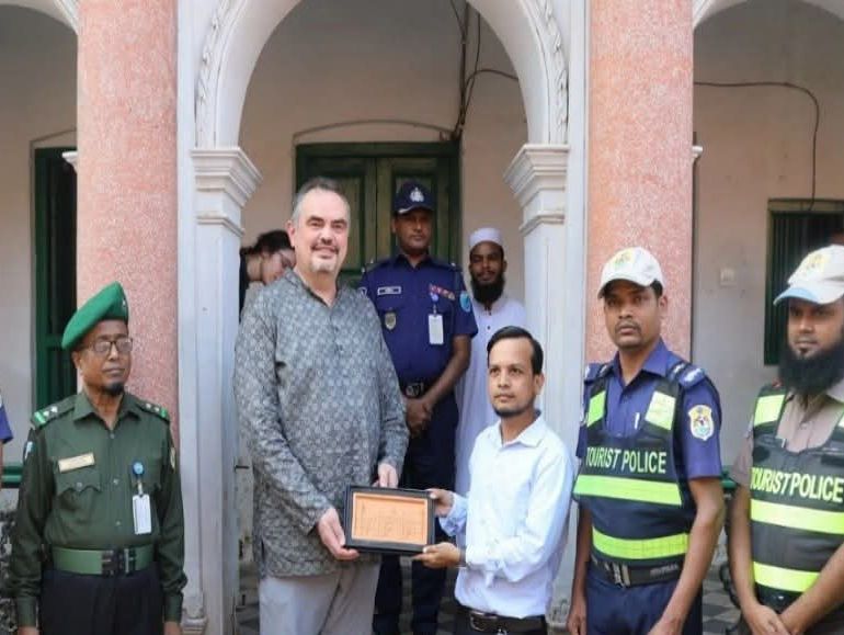 লোকশিল্প ফাউন্ডেশন ও পানাম নগরী ঘুরে দেখলেন আমেরিকান রাষ্ট্রদূত