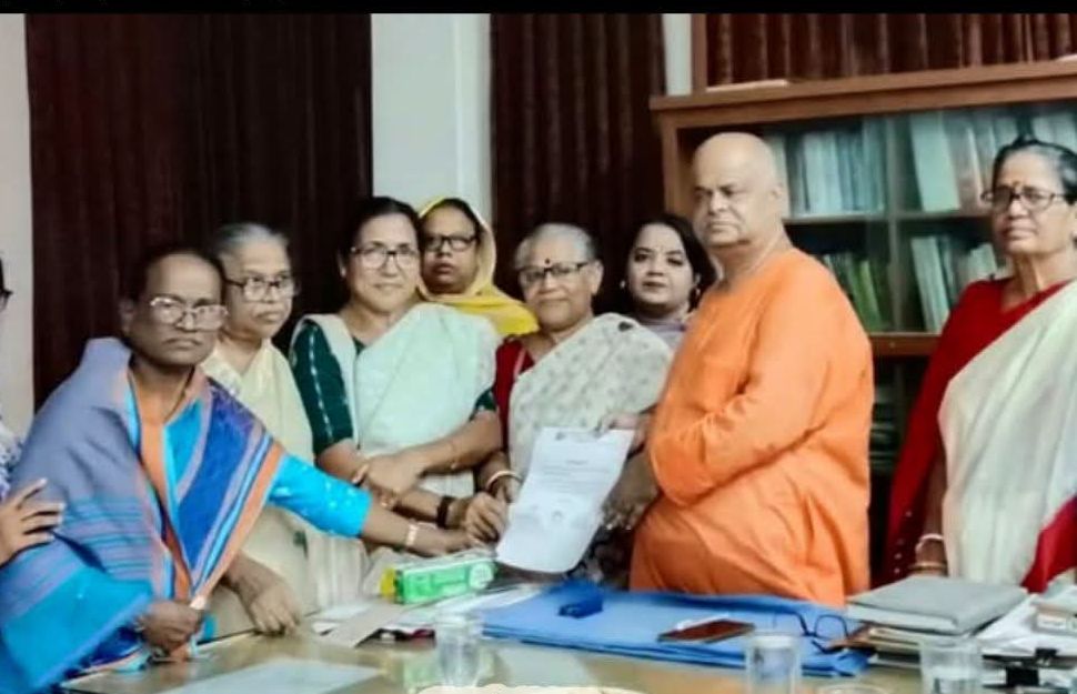 শারদীয় দুর্গোৎসবে বিভিন্ন পূজামণ্ডপে মহিলা পরিষদের শুভেচ্ছা বিনিময়