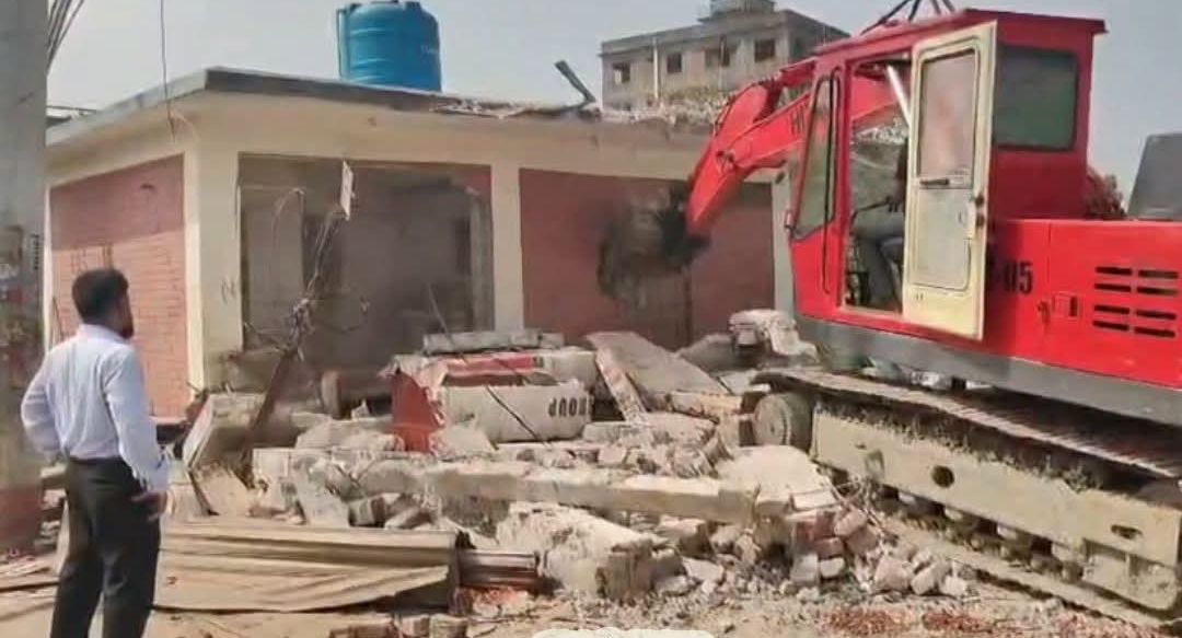 বন্দরে ব্যবহারের আগেই ভাঙা পড়ল ১৬ লাখ টাকার শৌচাগার, দায় কার