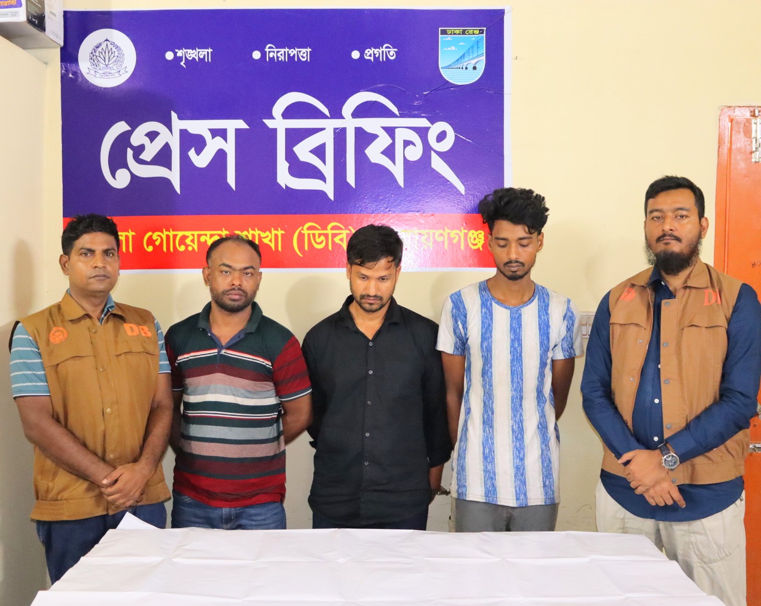 ঢাকা - কক্সবাজারের বাসে সোনারগাঁয়ে এসে সিটে মিলল ২৩ হাজার ইয়াবা, গ্রেপ্তার ৩